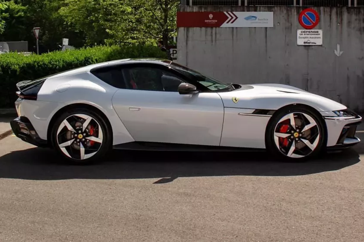 Nhưng tạm bỏ qua các đánh giá, những chiếc siêu xe Ferrari 12Cilindri đã bắt đầu được bàn giao đến các đại lý trên thế giới, qua đó cho ta cảm nhất được thiết kế chân thật của xe