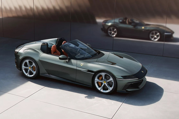 Còn Ferrari 12Cilindri Spider chậm hơn một chút, cần 2,95 giây để đạt tốc độ 100 km/h và 8,2 giây để đạt tốc độ 200 km/h. Bản Coupe nặng 1.560 kg trong khi bản Spider nặng 1.620 kg.