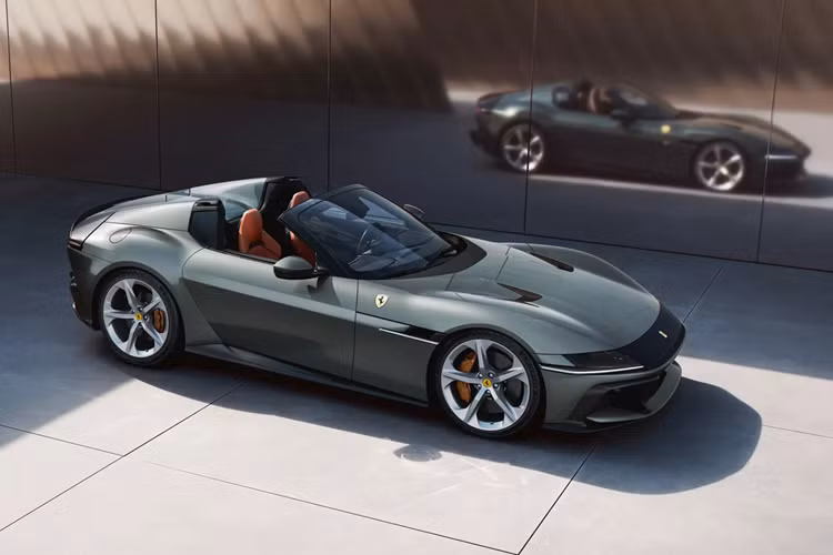 Còn Ferrari 12Cilindri Spider chậm hơn một chút, cần 2,95 giây để đạt tốc độ 100 km/h và 8,2 giây để đạt tốc độ 200 km/h. Bản Coupe nặng 1.560 kg trong khi bản Spider nặng 1.620 kg.