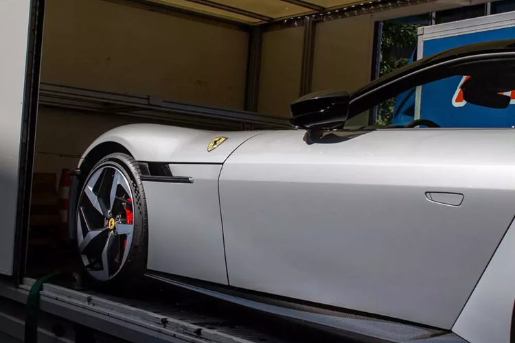 Thú vị của mẫu xe này nằm dưới nắp capô, nơi chiếc siêu xe Ferrari 12Cilindri sẽ không có thêm máy điện nào, mà chỉ sử dụng duy nhất một động cơ xăng V12, dung tích 6.5 lít, hút khí tự nhiên, với công suất lên đến 819 mã lực, và điểm ấn tượng là vòng tua máy cao nhất của xe đến 9.500 vòng/phút.