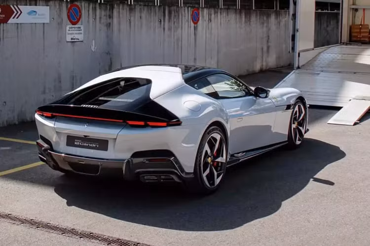 Trong đó, siêu xe trong bài viết này được hoàn thiện màu trắng ngà cùng các chi tiết sơn đen và carbon, rất đối lập, bộ mâm 5 chấu kiểu cách của xe được sơn 2 màu tương phản, đi kèm với kẹp phanh màu đỏ.