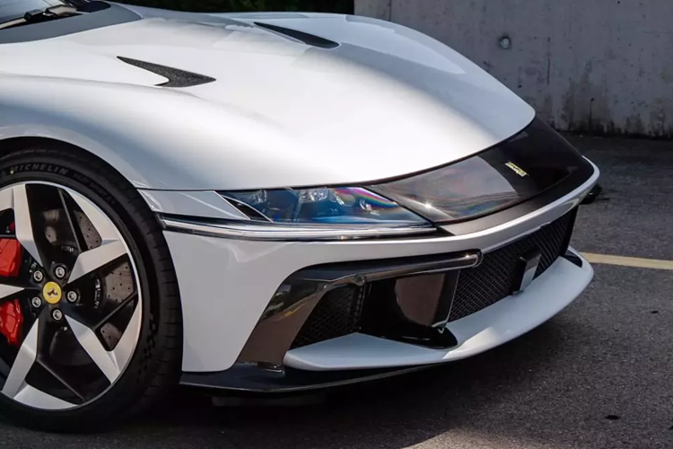 Thiết kế của siêu xe Ferrari 12Cilindri là sự tri ân của Ferrari 365 GTB/4 Daytona với dải màu đen trên mui xe không thể tháo rời hoặc thay đổi bằng màu khác vì ý muốn của nhà thiết kế. Nội thất được lấy cảm hứng từ Purosangue và Roma và là phân khúc xe đầu tiên không có đồng hồ đo analog.