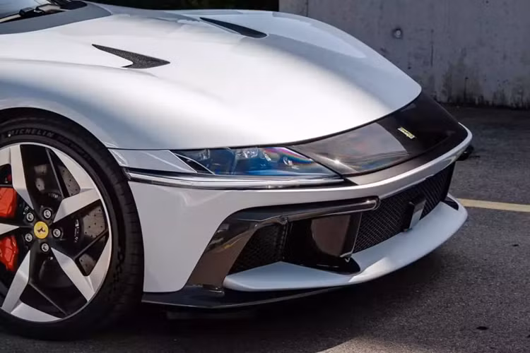 Thiết kế của siêu xe Ferrari 12Cilindri là sự tri ân của Ferrari 365 GTB/4 Daytona với dải màu đen trên mui xe không thể tháo rời hoặc thay đổi bằng màu khác vì ý muốn của nhà thiết kế. Nội thất được lấy cảm hứng từ Purosangue và Roma và là phân khúc xe đầu tiên không có đồng hồ đo analog.