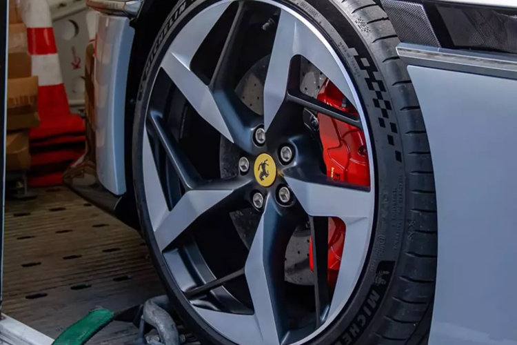 Ferrari 12Cilindri có bánh xe 21 inch ở phía trước và phía sau. Lốp xe là loại Michelin Pilot Sport S5 hoặc Goodyear Eagle F1 Supersport. Hệ thống phanh gồm (398 mm/phía trước) và (360 mm/phía sau) và được vận hành bằng lệnh điện tử "phanh bằng dây". Xe có đánh lái 4 bánh.