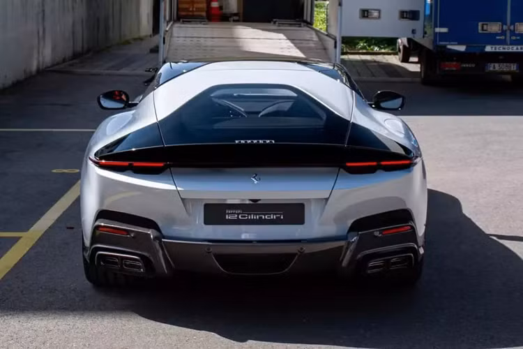 Ferrari 12Cilindri chính là mẫu siêu ngựa sẽ thay thế chiếc xe Ferrari 812 Superfast đã có 2 xe về Việt Nam, mẫu xe ngựa chồm này được xác nhận có 2 suất đầu tiên về nước, và người quan tâm lại chính là Cường Đô la và và Đặng Lê Nguyên Vũ.