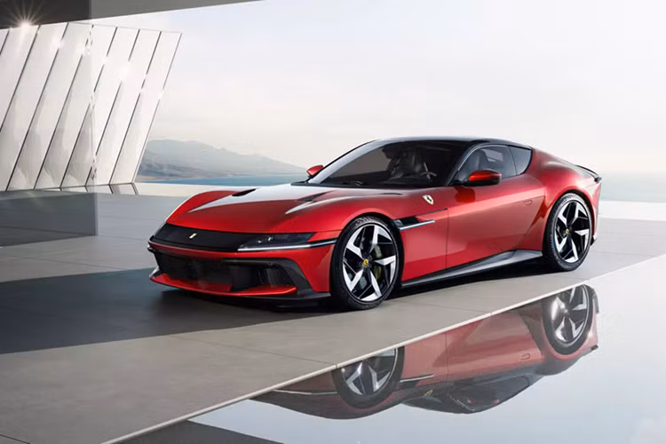 Ferrari cho biết 12Cilindri bản không mở mui sẽ sử dụng hộp số ly hợp kép 8 cấp, xe có thể tăng tốc từ vị trí xuất phát lên 100 km/h trong 2,9 giây, 0-200 km/h trong 7,9 giây và đạt tốc độ tối đa 340 km/h.