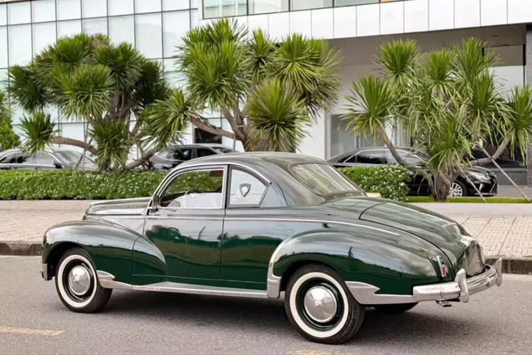 Thời gian tăng tốc từ 0-97 km/h là 20 giây và mức tiêu thụ nhiên liệu là 8,1 đến 14,1 lít/100 km. Bộ chuyển số gắn trên cột điều khiển hộp số sàn bốn cấp: công suất được truyền đến bánh sau bằng trục các đăng dẫn động qua bộ bánh răng trục vít và bánh xe tại bộ vi sai.