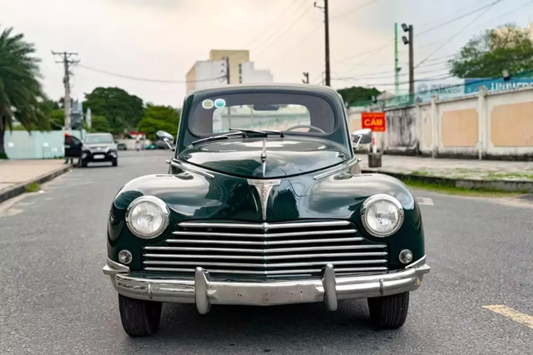 Trong một động thái mà theo một số điều kiện có thể được kỳ vọng sẽ khuyến khích việc giảm giá mẫu xe tiền nhiệm, 203 đã được mô tả và quảng cáo rầm rộ trên trang cuối của tờ rơi bán hàng được phân phối cho những người mua tiềm năng của Peugeot 202 vào tháng 10 năm 1947, gần một năm trước khi 203 có thể được chào bán.