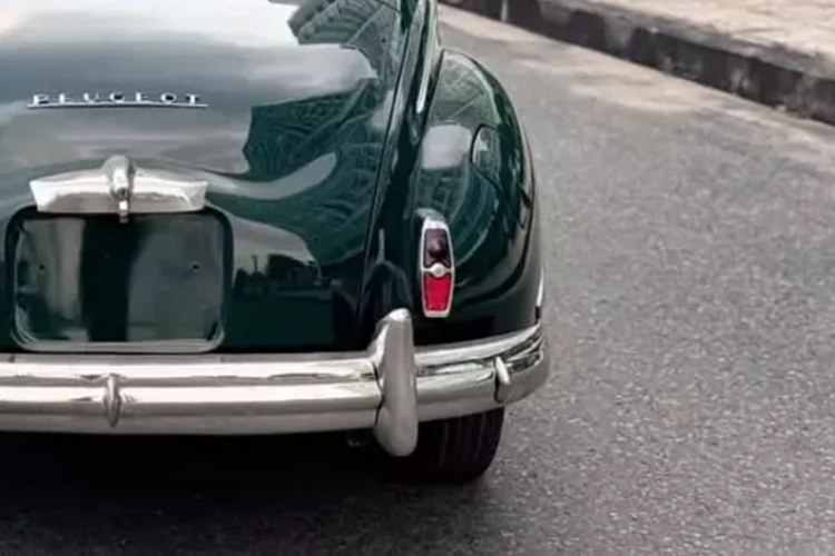 200 chiếc được xuất xưởng mỗi ngày vào năm 1950, và năm đó 203 đã đạt được 34.012 doanh số bán trong nước, chiếm 19,5% thị trường ô tô Pháp, nơi nó chỉ đứng sau Renault 4CV (nhỏ hơn và rẻ hơn nhiều) về doanh số bán xe. Thành công ở thị trường trong nước được tiếp nối bằng việc xuất khẩu 203, đặc biệt là sang Tây Đức.