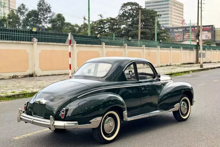 Những chiếc xe được giao trong khoảng thời gian từ năm 1949 đến năm 1954 không có đồng tốc ở tỷ số truyền dưới. Hệ thống treo độc lập ở phía trước thông qua nhíp lá ngang, trong khi hệ thống treo phía sau là lò xo cuộn với thanh truyền Panhard.