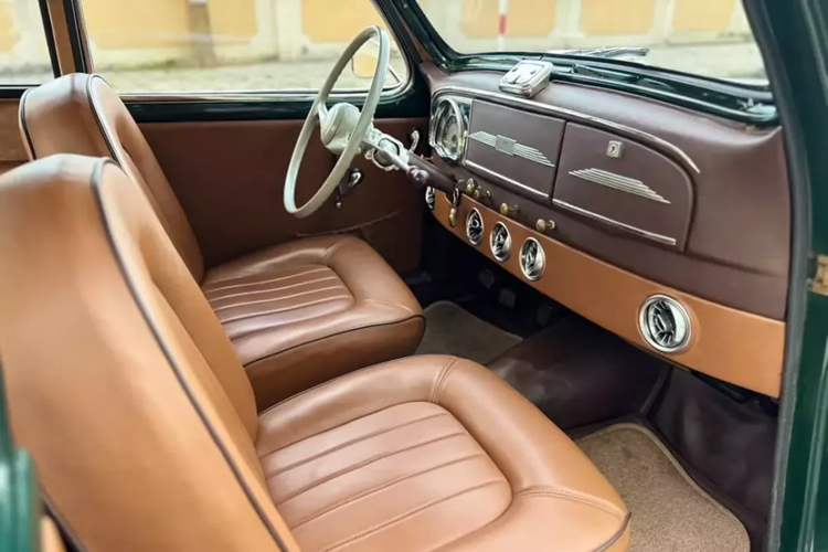 Peugeot 203 siêu hiếm tại Việt Nam sử dụng động cơ 4- xi-lanh 1290 cc có kích thước xi-lanh 'vuông' khác thường và được chú ý vì hình dạng bán cầu của buồng đốt bao gồm trong các đầu xi-lanh kim loại nhẹ. Khi ra mắt, công suất đầu ra là 41 mã lực, được tăng lên 44 mã lực vào năm 1952 cho triển lãm ô tô Paris vào tháng 10/1952.