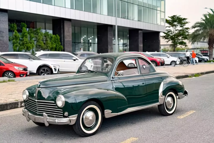 Mới đây, trên thị trường mua bán đã xuất hiện 1 chiếc xe Peugeot 203 Coupe A Vendre đời 1954, đây là mẫu xe rất hiếm, và người bán còn cho biết chỉ có đúng 1 xe như vậy tại Việt Nam. Màu sơn xe xanh lá rất ấn tượng, mà không phải xe Peugeot 203 nào ở nước ta cũng sở hữu. 203 đã tạo nên cơn sốt lớn tại Pháp khi nó ra mắt.