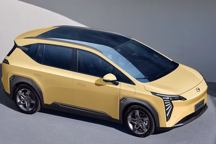 Thêm vào đó là những trang bị an toàn như 4 cảm biến và camera 360 độ. Tại thị trường Thái Lan, Aion Y Plus bản cao cấp được trang bị một động cơ điện cho công suất 204 mã lực và mô-men xoắn 225 Nm.