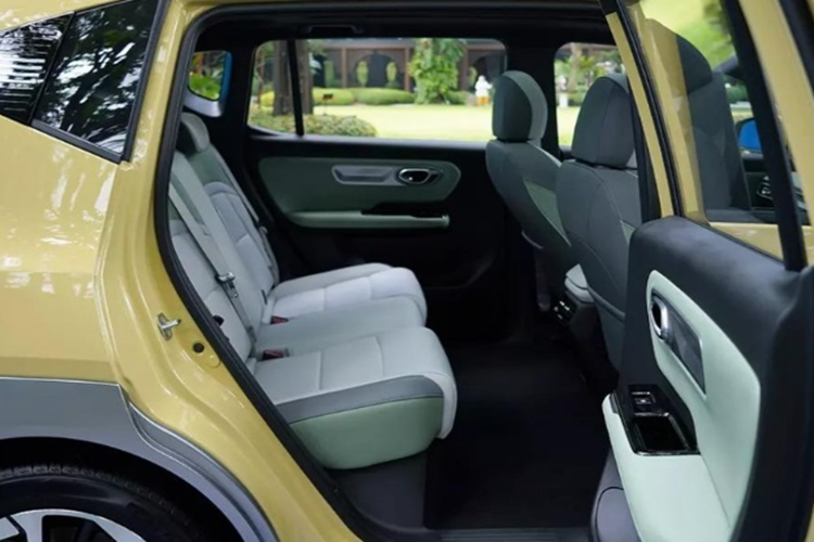 Khoảng duỗi chân dành cho hành khách phía sau lên đến 1.022 mm, được khẳng định là rộng hàng đầu phân khúc. Xe được trang bị các tiện ích như: ghế lái chỉnh điện 6 hướng, vô lăng chỉnh 2 hướng, bảng đồng hồ kỹ thuật số 10,25 inch