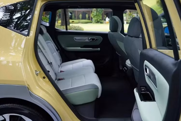 Khoảng duỗi chân dành cho hành khách phía sau lên đến 1.022 mm, được khẳng định là rộng hàng đầu phân khúc. Xe được trang bị các tiện ích như: ghế lái chỉnh điện 6 hướng, vô lăng chỉnh 2 hướng, bảng đồng hồ kỹ thuật số 10,25 inch