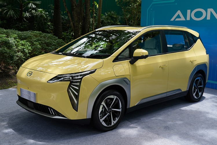 Màn hình cảm ứng trung tâm 14,6 inch, đèn viền trang trí nội thất 32 màu, phanh tay điện tử, tự động giữ phanh tạm thời, sạc điện thoại không dây, cổng USB Type A, điều hòa tự động, cửa gió dành cho hàng ghế sau và đèn LED đọc sách.