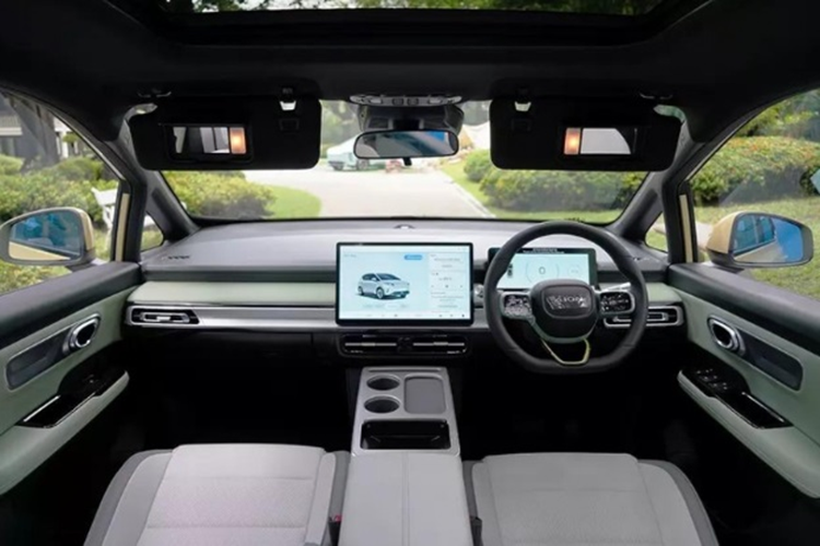 Xe có kích thước chiều dài là 4.535 mm, chiều rộng là 1.870 mm và trục cơ sở dài 2.750 mm. Kích thước này ngang với VinFast VF7 nhưng chiều dài cơ sở lại ngắn hơn đáng kể. Tuy được định vị trong phân khúc SUV nhưng Aion Y Plus có thiết kế ngoại thất khá giống xe MPV.