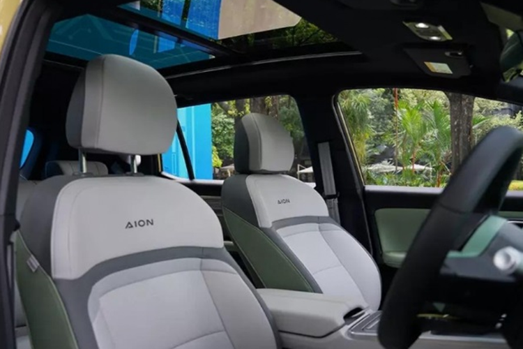 Xe có một số trang bị đáng chú ý như: cụm đèn LED định vị ban ngày xếp dọc, mâm xe 17 inch, tay nắm cửa ẩn theo phong cách siêu xe Lamborghini. Về nội thất, xe sở hữu cấu hình 5 chỗ ngồi. Với chiều dài cơ sở lớn và thiết kế sàn phẳng nên nội thất của mẫu xe Trung Quốc này khá rộng rãi.