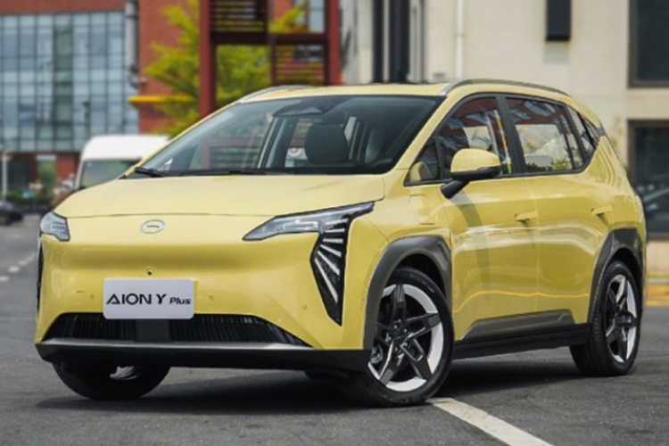 Dù chỉ mới ra mắt vào năm 2023 nhưng mẫu Aion Y Plus 2024 mới hiện tại là mẫu xe điện bán chạy nhất của hãng với doanh số đạt hơn 1,300 xe, xếp thứ 7 trong số 20 mẫu xe điện bán chạy nhất tại Thái Lan. Aion Y Plus sở hữu ngoại hình khá giống Hyundai Stargazer tại Việt Nam.