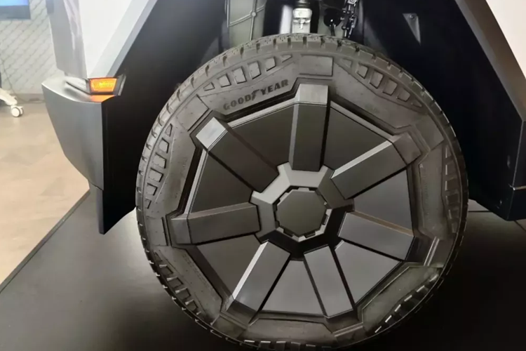 Bên trong mẫu xe bán tải thuần điện Tesla Cybertruck là không gian nội thất được thiết kế theo phong cách tối giản, xe được trang bị màn hình cảm ứng trung tâm 18,5 inch, màn hình giải trí 9,4 inch dành cho hành khách phía sau và trần kính toàn cảnh.