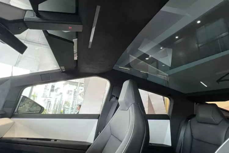 Điểm nhấn của mẫu xe bán tải thuần điện này chính là phần thân vỏ bên ngoài bằng thép không gỉ và không sơn màu. Ông Musk miêu tả phần thân vỏ này như "bộ xương bên ngoài" giúp Cybertruck có độ cứng xoắn cao hơn cả siêu xe McLaren P1 và chống được đạn.