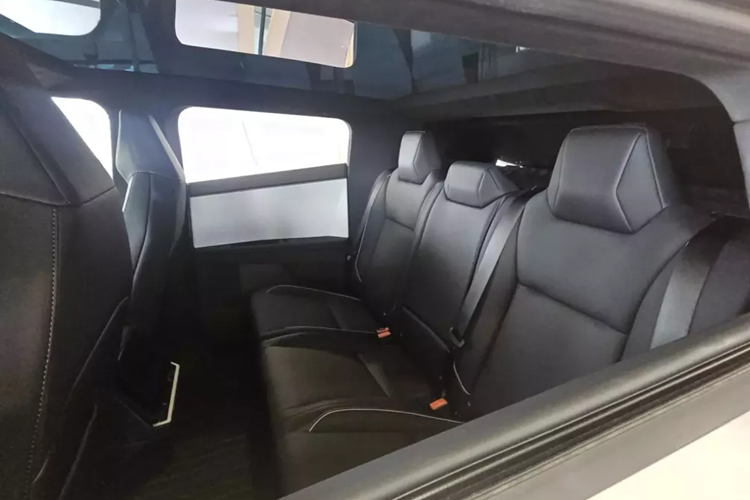 Tại thị trường Mỹ, giá xe Tesla Cybertruck 2024 có mức bán ra dao động từ 60.990 - 99.990 USD cho 3 phiên bản. Theo kế hoạch, 2 phiên bản AWD và Cyberbeast sẽ có mặt trên thị trường trước. Đến năm 2025, hãng Tesla mới bắt đầu bán bản RWD ra thị trường.