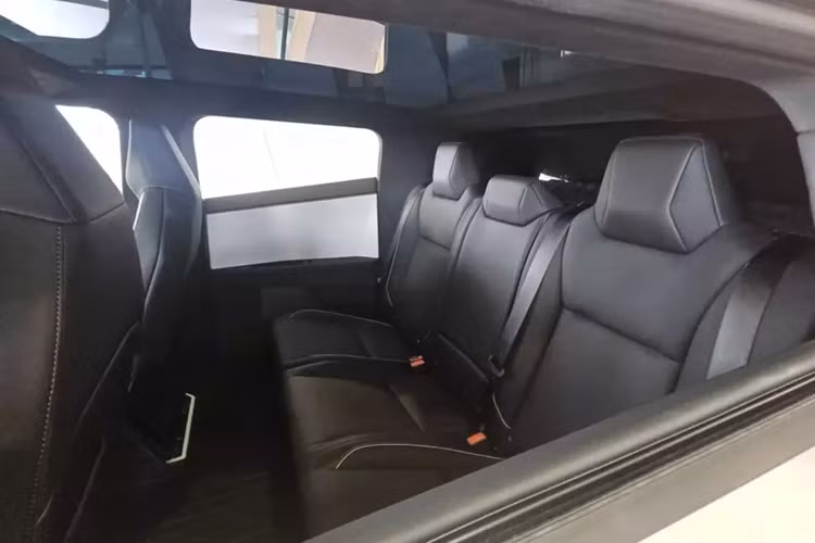 Tại thị trường Mỹ, giá xe Tesla Cybertruck 2024 có mức bán ra dao động từ 60.990 - 99.990 USD cho 3 phiên bản. Theo kế hoạch, 2 phiên bản AWD và Cyberbeast sẽ có mặt trên thị trường trước. Đến năm 2025, hãng Tesla mới bắt đầu bán bản RWD ra thị trường.