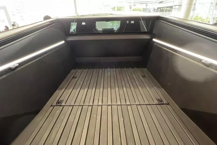 Chưa hết, Tesla Cybertruck 2024 còn được trang bị kính cường lực có khả năng ngăn vỡ tốt hơn. Hãng Tesla khẳng định kính sẽ không vỡ ngay cả khi va chạm với một quả bóng chày ở vận tốc 112 km/h.