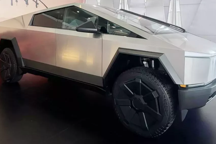 Vận tốc tối đa của xe tăng lên 209 km/h trong khi phạm vi di chuyển giảm xuống còn 515 km. Nếu có thêm pin bổ sung như phiên bản AWD, Tesla Cybertruck Cyberbeast 2024 có thể chạy được 708 km.