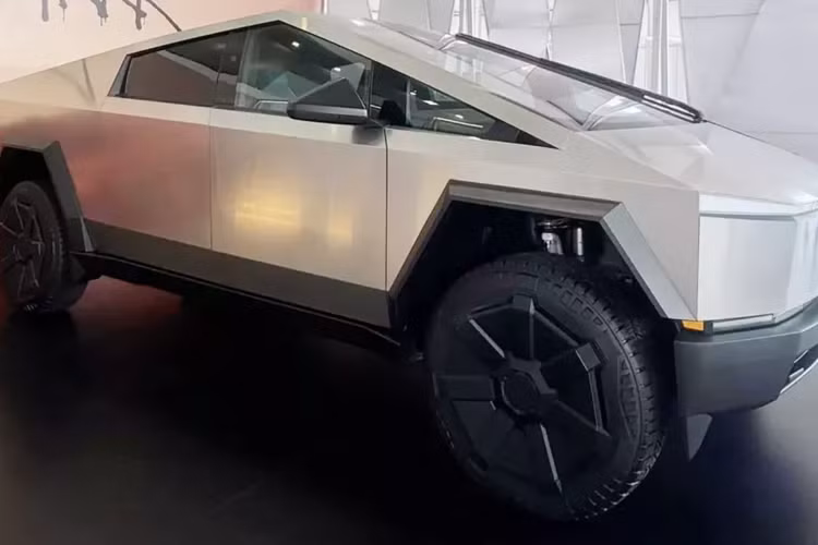 Vận tốc tối đa của xe tăng lên 209 km/h trong khi phạm vi di chuyển giảm xuống còn 515 km. Nếu có thêm pin bổ sung như phiên bản AWD, Tesla Cybertruck Cyberbeast 2024 có thể chạy được 708 km.