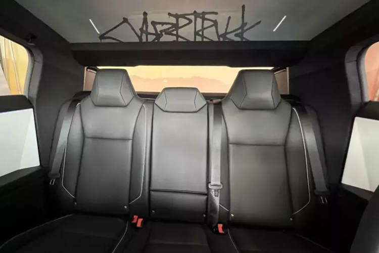 Ngoài thiết kế ngoại thất vuông thành sắc cạnh như xe đến từ tương lai, Tesla Cybertruck còn được trang bị thùng sau dài 1.828 mm và rộng 1.219 mm. Theo ông Musk, thùng sau của xe không cần đến lót thùng như xe bán tải thông thường.