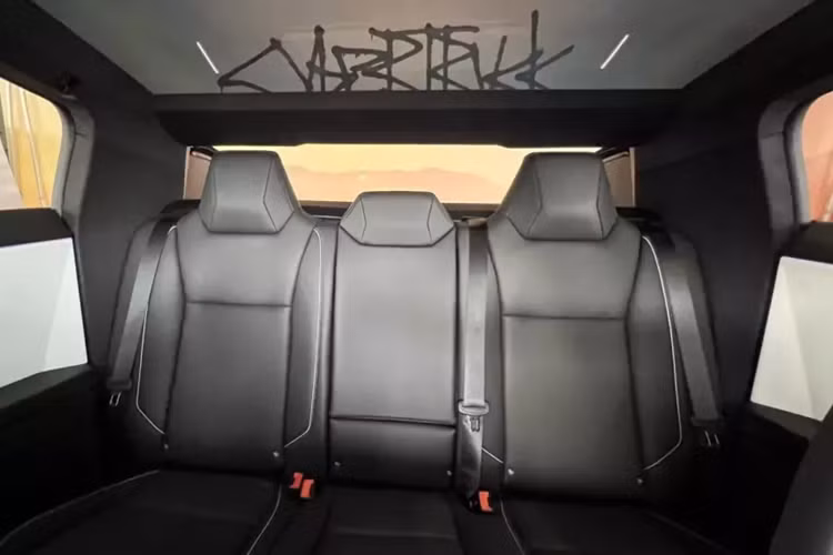 Ngoài thiết kế ngoại thất vuông thành sắc cạnh như xe đến từ tương lai, Tesla Cybertruck còn được trang bị thùng sau dài 1.828 mm và rộng 1.219 mm. Theo ông Musk, thùng sau của xe không cần đến lót thùng như xe bán tải thông thường.