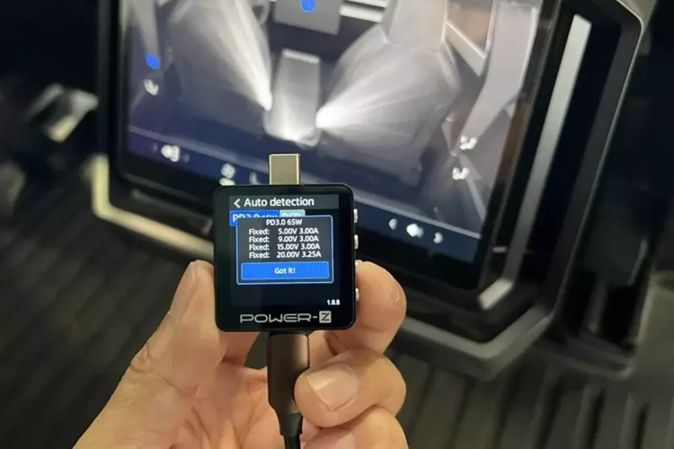 Thùng xe còn được tích hợp ngăn chứa đồ có khóa với có thể tích 1.897 lít. Tân binh nhà Tesla được trang bị lốp chạy mọi địa hình với kích thước 35 inch (khoảng 890 mm). Bên cạnh đó là hệ thống treo khí nén thích ứng, có thể mang đến khoảng sáng gầm tối đa 442 mm cho mẫu xe bán tải này.