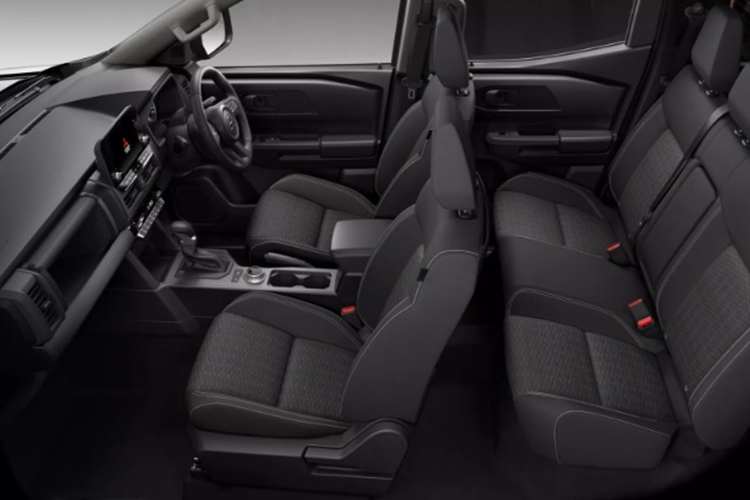 Cung cấp sức mạnh cho Mitsubishi Triton GLX-R là động cơ 2.4L diesel tăng áp cho công suất 201 mã lực, 470 Nm mô-men xoắn. Động cơ đi cùng hộp số tự động 6 cấp và hệ dẫn động 2 cầu Super Select II mang đến khả năng off-road ấn tượng hơn.