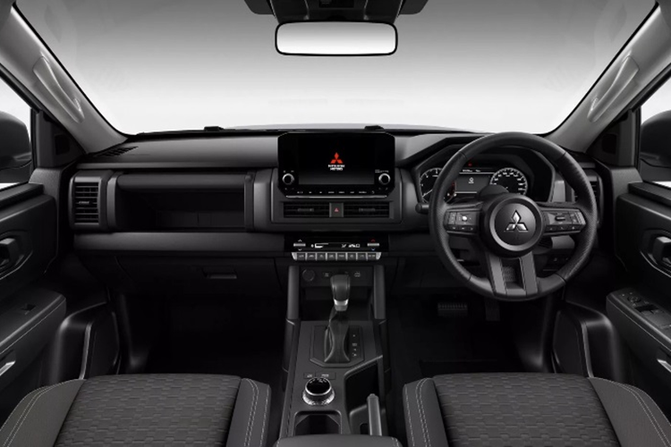 Về nội thất, bên trong khoang cabin của Mitsubishi Triton GLX-R cũng được thiết kế tối giản với các trang bị như: màn hình giải trí kích cỡ 9 inch, vô lăng bọc da, ghế ngồi bọc nỉ đơn giản.