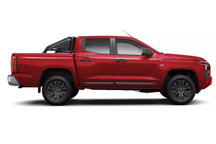 Mitsubishi Triton 2025 bản GLX-R 2 cầu vẫn sở hữu lưới tản nhiệt Dynamic Shield nhưng không còn được ốp chrome, đèn pha trên xe cũng chỉ là loại halogen và thềm cửa cũng bị cắt bớt. Xe vẫn được trang bị bộ mâm tối màu kích thước 18 inch cùng giá chằng thể thao tối màu phía sau.