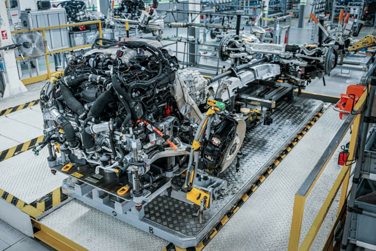 Các tính năng khác bao gồm bộ giảm chấn van kép, bộ vi sai hạn chế trượt và công nghệ chống lật điện 48 volt.