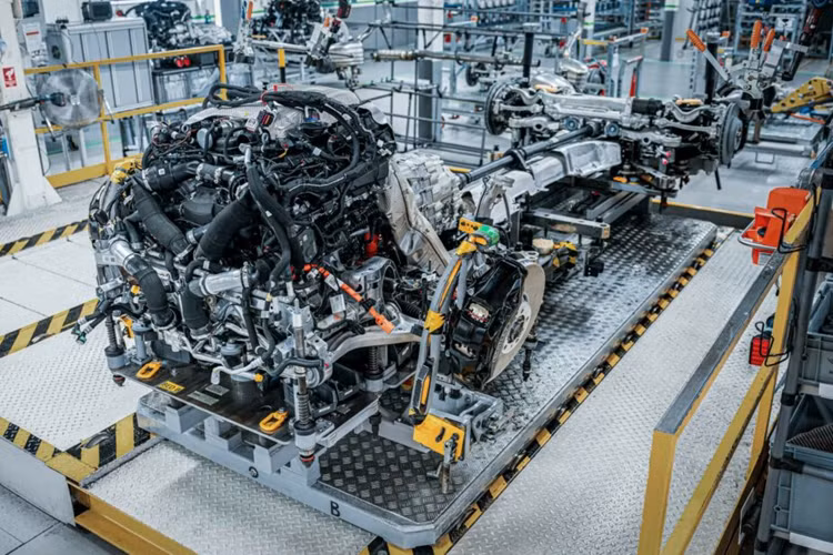 Các tính năng khác bao gồm bộ giảm chấn van kép, bộ vi sai hạn chế trượt và công nghệ chống lật điện 48 volt.