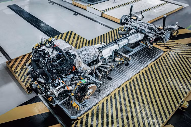 Hiện tại, chiếc xe vẫn đang trong giai đoạn thử nghiệm và thương hiệu vẫn đang “giấu” chiếc xe bên trong một lớp ngụy trang màu đen cùng các họa tiết viền xanh khác biệt. Phiên bản tiếp theo này sử dụng hệ dẫn động “Ultra Performance Hybrid” của Bentley dựa trên động cơ V8.