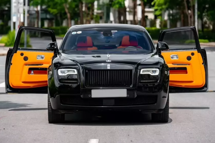 Với nhiều dân chơi đam mê các dòng xe siêu sang của thương hiệu Rolls-Royce, có lẽ bây giờ là "thời điểm vàng" để sở hữu, vì giá bán chỉ tương đương các dòng sedan hạng sang, đơn cử như Rolls-Royce Ghostt Series I siêu sang có giá rao bán chỉ loanh quanh hơn 5 tỷ đồng.