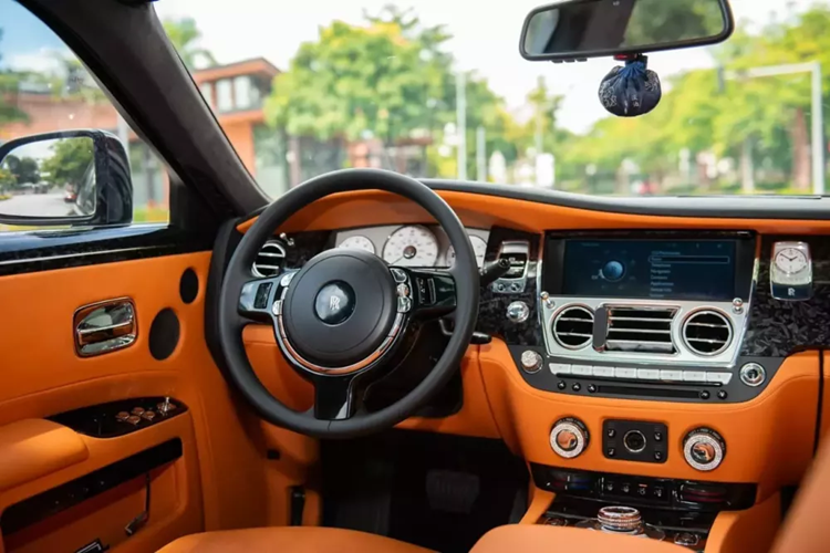 Chi tiết sáng bóng còn lại ở ngoại hình là logo "thiếu phụ bay" của xe, sau cùng, bộ mâm 5 chấu kép của xe cũng được sơn đen. Xe đã được lên đời bản Series II, với điểm nhấn chính là quả đèn LED mới rất cách điệu, không vuông vức như xe nguyên bản.