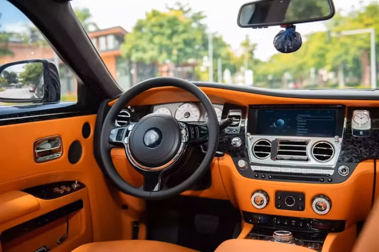 Chi tiết sáng bóng còn lại ở ngoại hình là logo "thiếu phụ bay" của xe, sau cùng, bộ mâm 5 chấu kép của xe cũng được sơn đen. Xe đã được lên đời bản Series II, với điểm nhấn chính là quả đèn LED mới rất cách điệu, không vuông vức như xe nguyên bản.