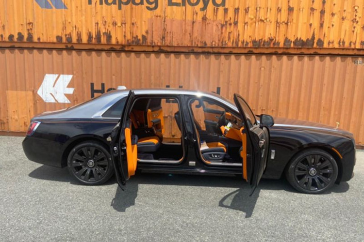 Thay vì bỏ ra gần 20 tỷ đồng, giờ đây, các đại gia chỉ cần chi 5,8 tỷ đồng, bằng với giá lăn bánh 1 chiếc sedan hạng sang Mercedes-Benz S-Class mới tinh, là đã có ngay chiếc xe siêu sang đẳng cấp Rolls-Royce Ghost để trải nghiệm cảm giác quý tộc