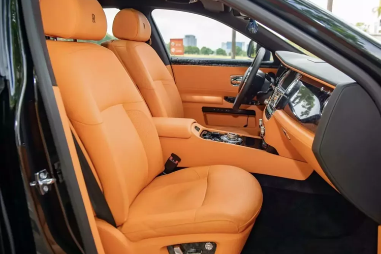 Trái ngược với bộ áo có phần tối màu, thì nội thất của chiếc xe siêu sang Rolls-Royce Ghost đang chào bán 5,8 tỷ đồng lại sáng sủa hơn nhiều, khi khoác lên mình tông màu cam Hermes, màu sắc này đã trở thành trào lưu bọc lại nội thất cho các siêu xe, xe siêu sang, xe thể thao trong 2 năm qua.