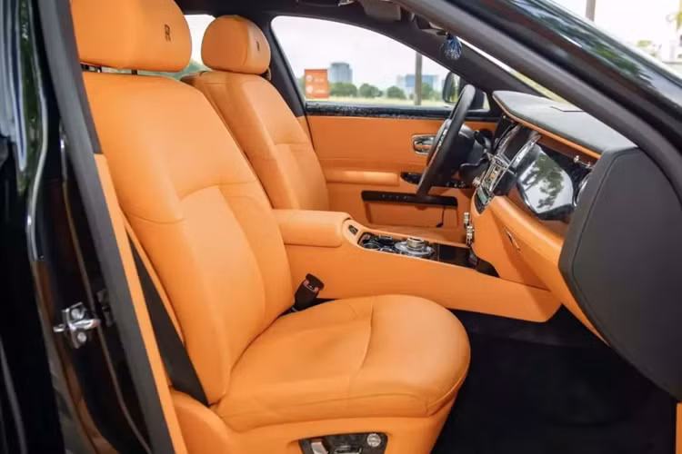 Trái ngược với bộ áo có phần tối màu, thì nội thất của chiếc xe siêu sang Rolls-Royce Ghost đang chào bán 5,8 tỷ đồng lại sáng sủa hơn nhiều, khi khoác lên mình tông màu cam Hermes, màu sắc này đã trở thành trào lưu bọc lại nội thất cho các siêu xe, xe siêu sang, xe thể thao trong 2 năm qua.