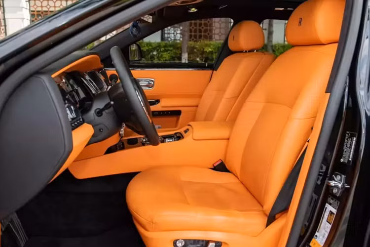 Đối lập với màu cam nổi bật là các chi tiết sơn đen, gỗ, kim loại hay dây đai an toàn có màu tối, cũng như thảm lót sàn. Nhìn chung, tình trạng chiếc xe Rolls-Royce Ghost đời 2010, chạy hơn 45.000 km, và đang được chào bán 5,8 tỷ đồng còn khá tốt.