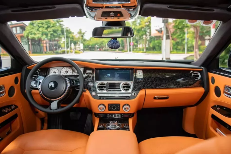 Xe thuộc đời 2010, chỉ mới lăn bánh 45.000 km, tương đương trung bình 1 năm chỉ chạy chưa đến 3.300 km, 1 con số khá lý tưởng. Ngoại hình xe được sơn màu đen rất huyền bí, kế đến là các chi tiết vốn mạ crôm hay bạc như lưới tản nhiệt, viền cản trước, cửa kính, ống xả hay thanh nẹp đèn hậu đều sơn đen, giống với phiên bản Black Badge.