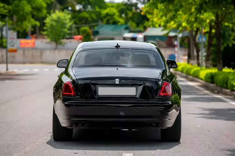 Động cơ kết hợp cùng hộp số tự động ZF 8 cấp, nhờ đó, Rolls-Royce Ghost mất khoảng 5 giây để tăng tốc lên 100 km/h từ vị trí xuất phát. Vận tốc tối đa 250 km/h.