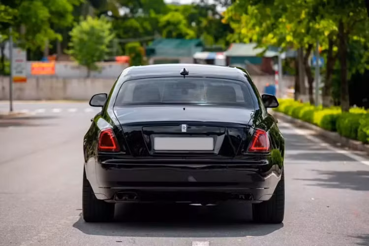 Động cơ kết hợp cùng hộp số tự động ZF 8 cấp, nhờ đó, Rolls-Royce Ghost mất khoảng 5 giây để tăng tốc lên 100 km/h từ vị trí xuất phát. Vận tốc tối đa 250 km/h.