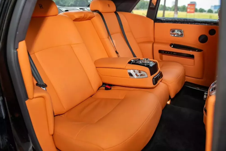 Chiếc xe siêu sang Rolls-Royce Ghost thế hệ đầu tiên được trang bị động cơ V12, dung tích 6,6 lít, tăng áp kép, cho công suất tối đa 562 mã lực và mô-men xoắn cực đại 780 Nm.